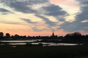 skyline Batenburg in avondzon