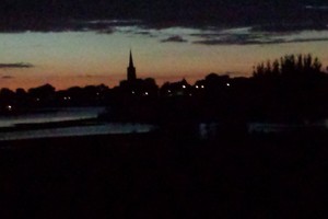 skyline Batenburg bij avondzon vanaf de dijk..